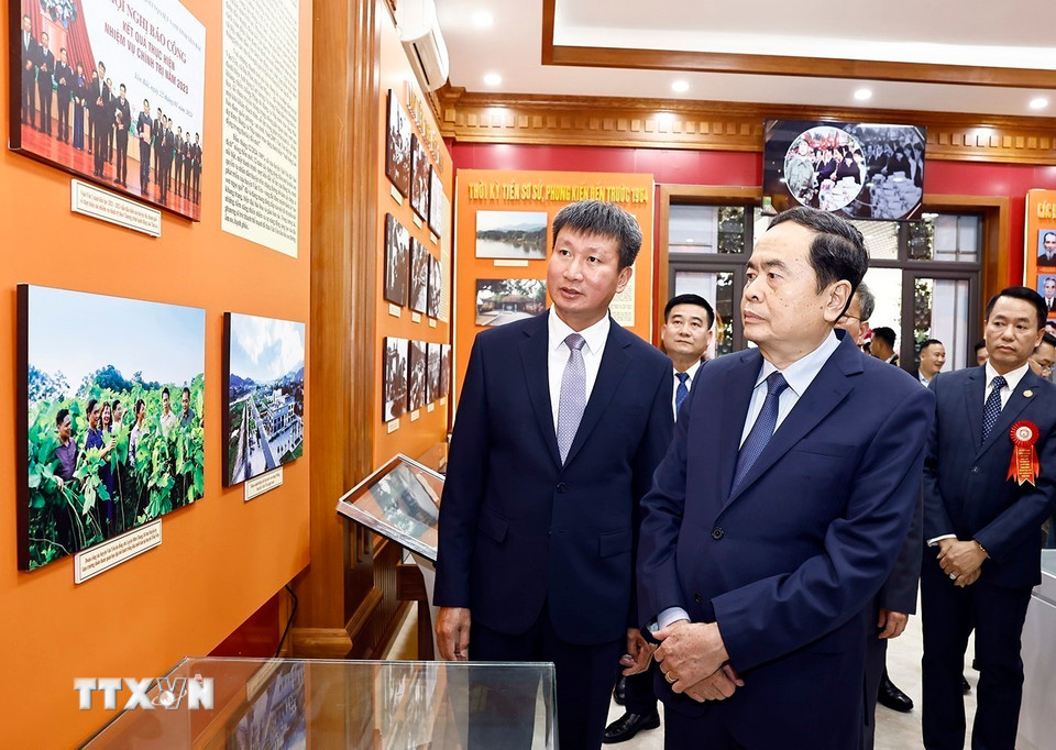 Chủ tịch Quốc hội Trần Thanh Mẫn tham quan phòng truyền thống của huyện Văn Yên tại lễ công bố. (Ảnh: Doãn Tấn/TTXVN)