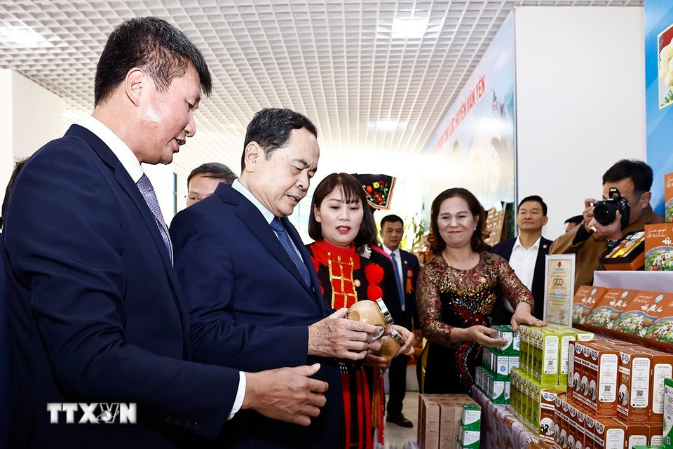 Chủ tịch Quốc hội Trần Thanh Mẫn tham quan gian trưng bày sản phẩm nông nghiệp tại lễ công bố. (Ảnh: Doãn Tấn/TTXVN)