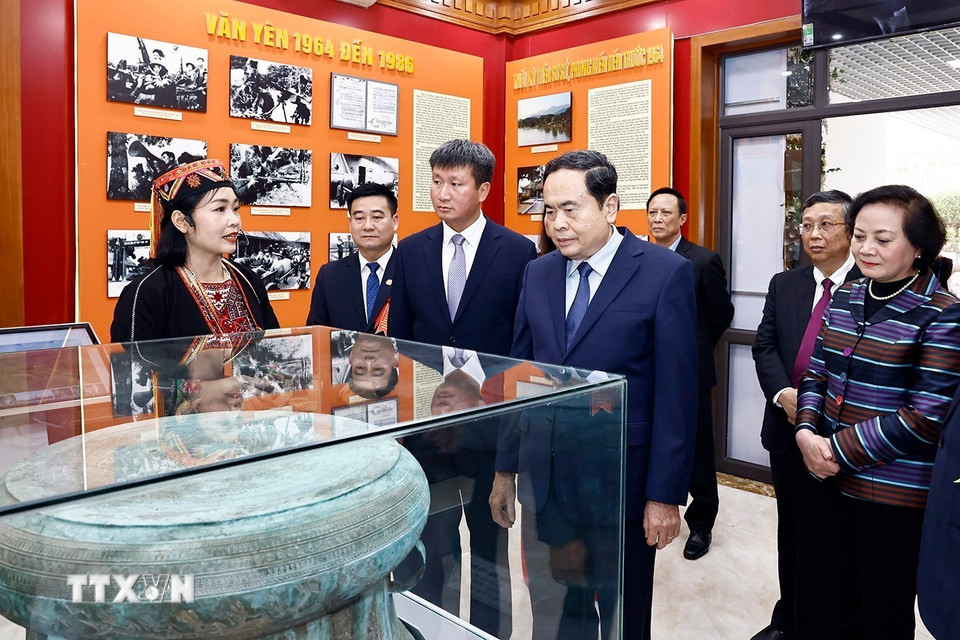 Chủ tịch Quốc hội Trần Thanh Mẫn tham quan phòng truyền thống của huyện Văn Yên tại lễ công bố. (Ảnh: Doãn Tấn/TTXVN)