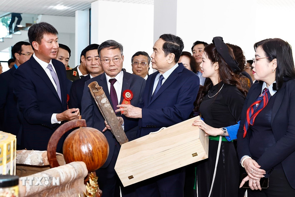 Chủ tịch Quốc hội Trần Thanh Mẫn tham quan gian trưng bày sản phẩm nông nghiệp tại lễ công bố. (Ảnh: Doãn Tấn/TTXVN)