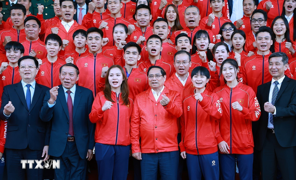 Thủ tướng Phạm Minh Chính với các vận động viên, huấn luyện viên và các chuyên gia Đoàn thể thao Việt Nam tham dự SEA Games 33. (Ảnh: Dương Giang/TTXVN)
