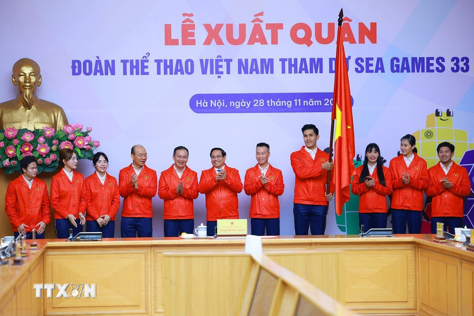 Thủ tướng Phạm Minh Chính với Đoàn thể thao Việt Nam tham dự SEA Games 33 tại Lễ xuất quân. (Ảnh: Dương Giang/TTXVN)