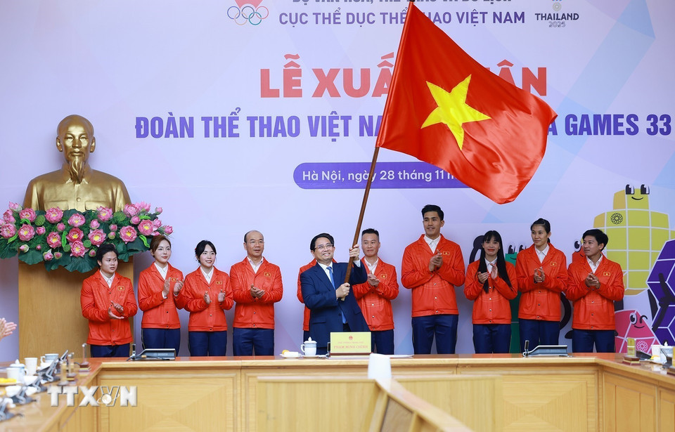 Thủ tướng Phạm Minh Chính trao cờ cho Đoàn thể thao Việt Nam tham dự SEA Games 33. (Ảnh: Dương Giang/TTXVN)
