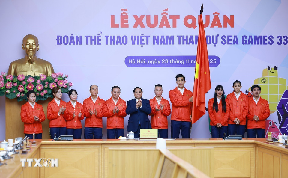 Thủ tướng Phạm Minh Chính trao cờ cho Đoàn thể thao Việt Nam tham dự SEA Games 33. (Ảnh: Dương Giang/TTXVN)
