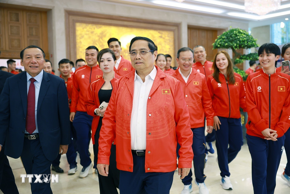 Thủ tướng Phạm Minh Chính với các vận động viên, huấn luyện viên và các chuyên gia Đoàn thể thao Việt Nam tham dự SEA Games 33. (Ảnh: Dương Giang/TTXVN)