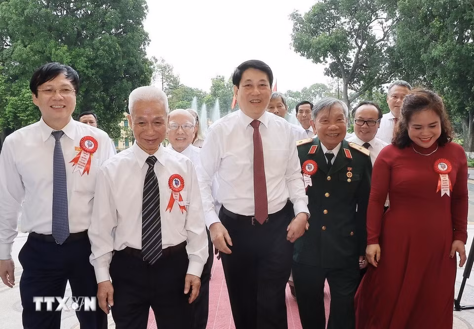 Chủ tịch nước Lương Cường với các nhà báo tiêu biểu toàn quốc. (Ảnh: Lâm Khánh/TTXVN)