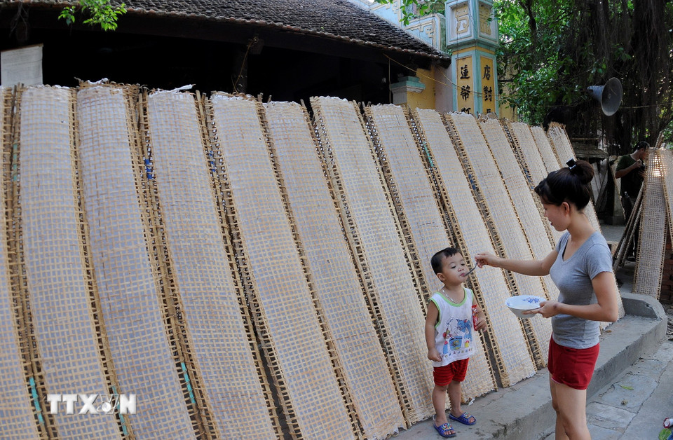 Nét sinh hoạt đời thường của người dân Thổ Hà.(Ảnh: Việt Hùng/TTXVN)