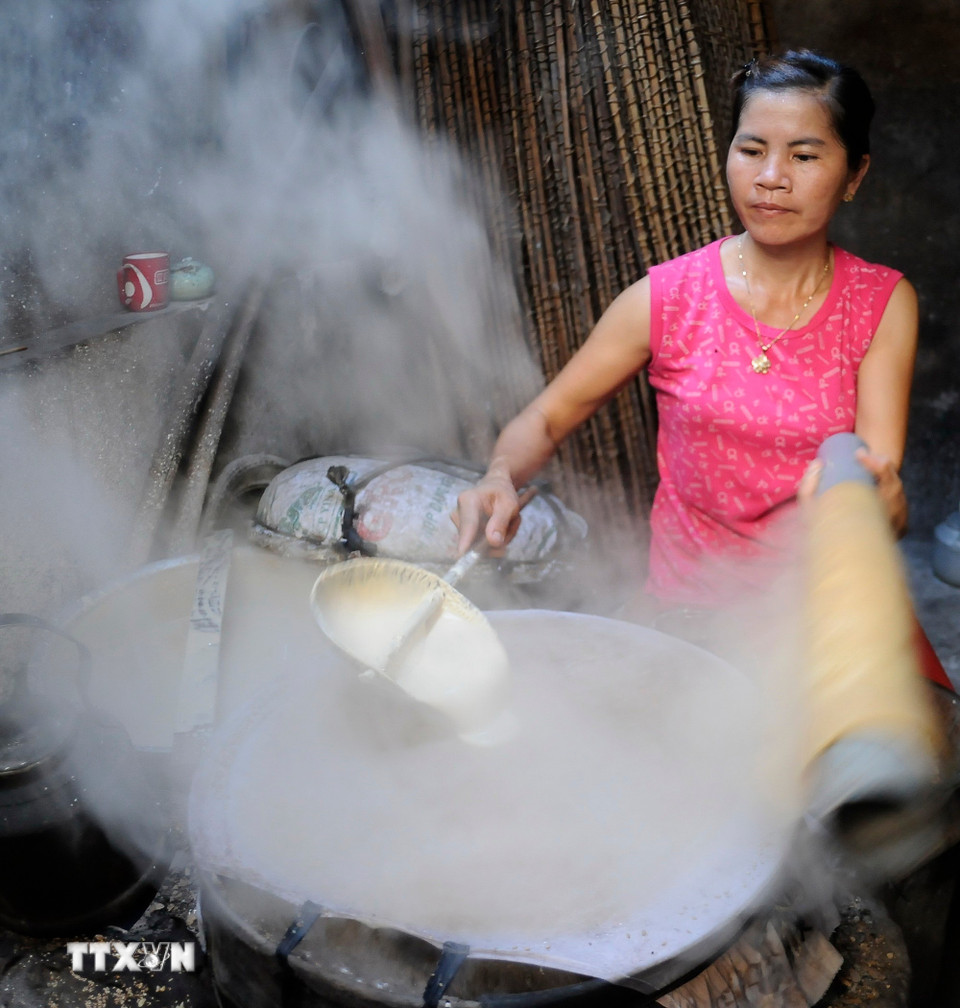 Công đoạn tráng bánh đa nem Thổ Hà. (Ảnh: Việt Hùng/TTXVN)