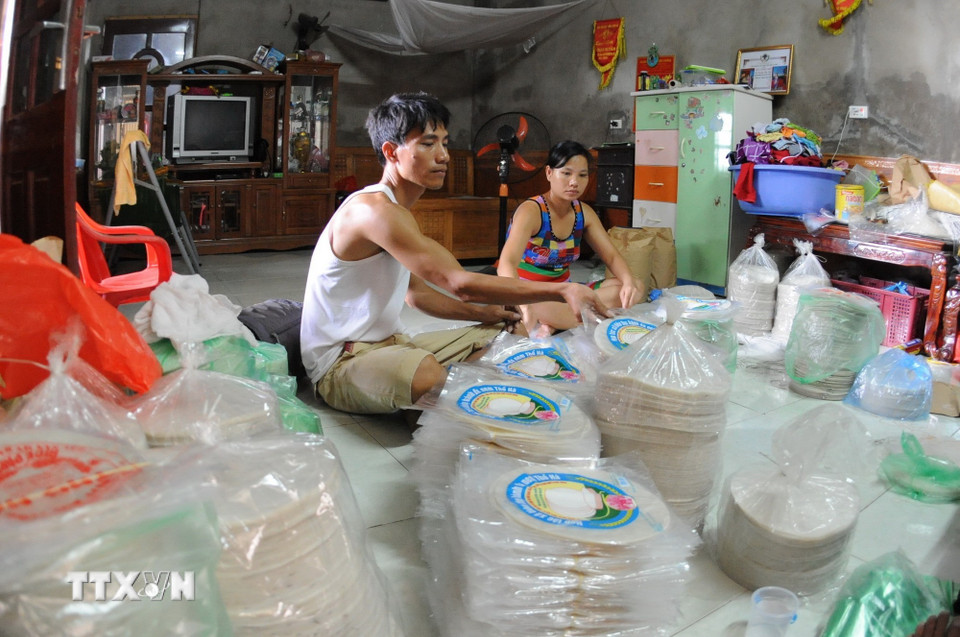 Bánh đa nem Thổ Hà được đóng gói thành từng túi để mang đi tiêu thụ. (Ảnh: Việt Hùng/TTXVN)