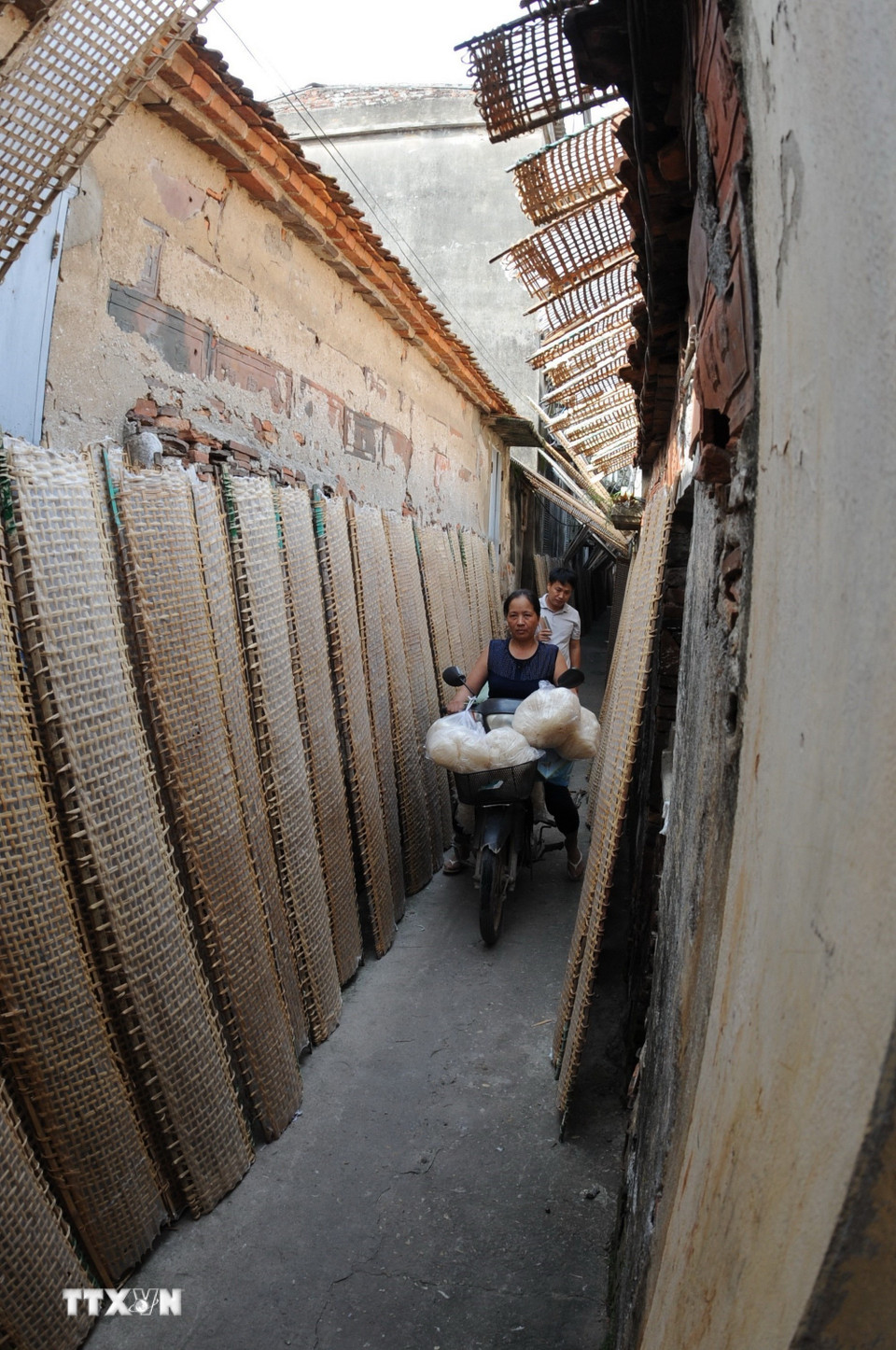 Bánh đa nem được phơi trên mọi con ngõ trong làng. (Ảnh: Việt Hùng/TTXVN)