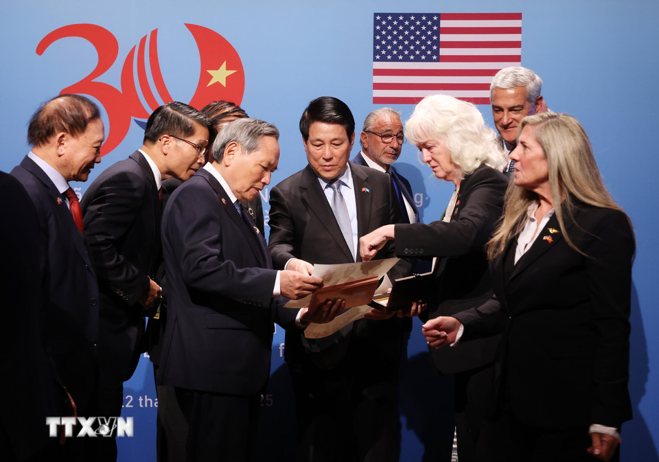 Chủ tịch nước Lương Cường cùng các cựu chiến binh, gia đình cựu chiến binh Việt Nam và Hoa Kỳ xem lại những kỷ vật, tư liệu. (Ảnh: Lâm Khánh/TTXVN)