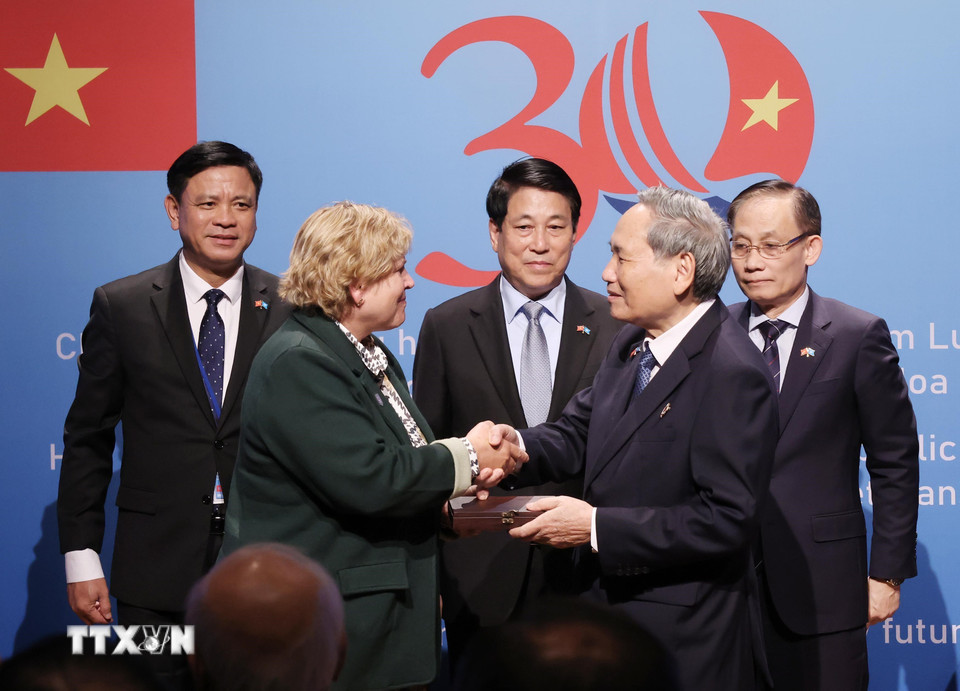 Chủ tịch nước Lương Cường chứng kiến lễ trao trả kỷ vật chiến tranh cho cựu chiến binh, gia đình cựu chiến binh Hoa Kỳ. (Ảnh: Lâm Khánh/TTXVN)