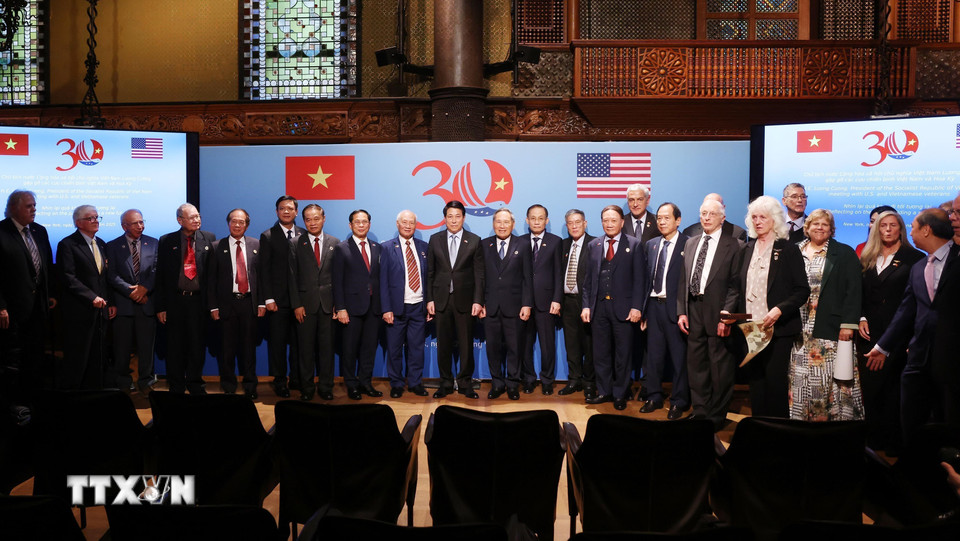 Chủ tịch nước Lương Cường và các đại biểu với cựu chiến binh hai nước. (Ảnh: Lâm Khánh/TTXVN)