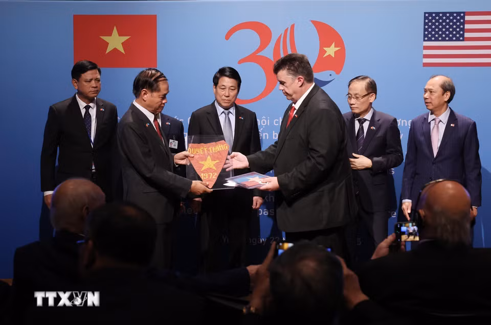 Chủ tịch nước Lương Cường chứng kiến lễ trao trả kỷ vật chiến tranh cho cựu chiến binh, gia đình cựu chiến binh Việt Nam. (Ảnh: Lâm Khánh/TTXVN)