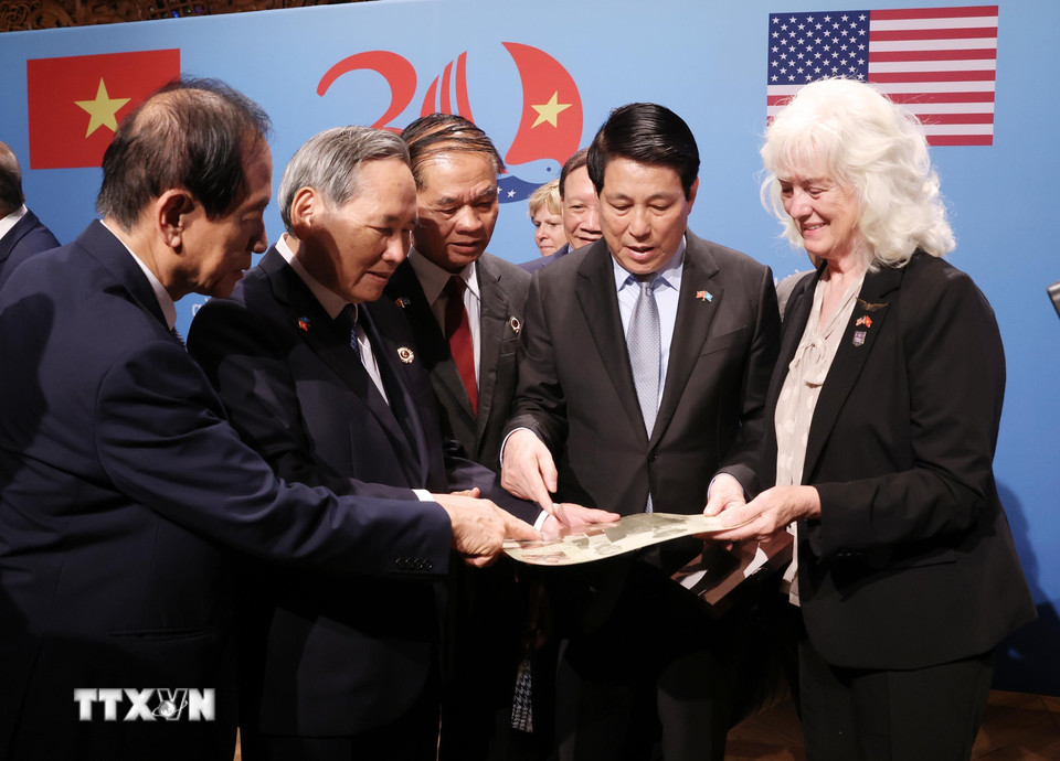 Chủ tịch nước Lương Cường cùng các cựu chiến binh, gia đình cựu chiến binh Việt Nam và Hoa Kỳ xem lại những kỷ vật, tư liệu. (Ảnh: Lâm Khánh/TTXVN)