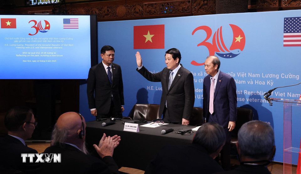 Chủ tịch nước Lương Cường gặp gỡ các cựu chiến binh Việt Nam và Hoa Kỳ. (Ảnh: Lâm Khánh/TTXVN)