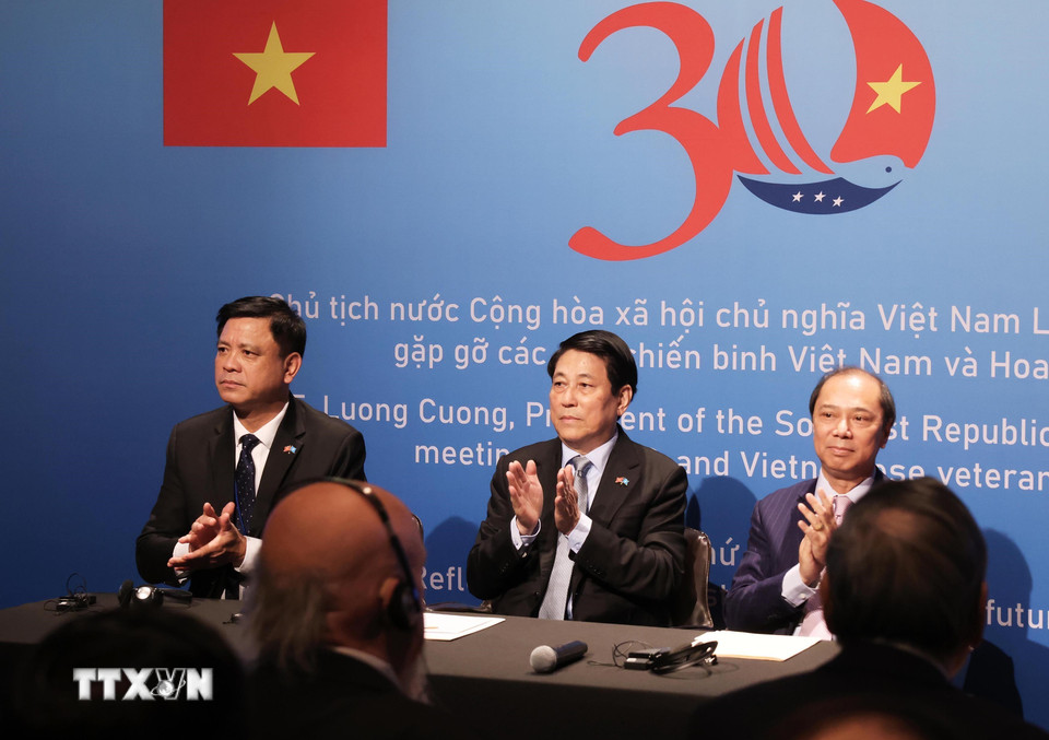 Chủ tịch nước Lương Cường gặp gỡ các cựu chiến binh Việt Nam và Hoa Kỳ. (Ảnh: Lâm Khánh/TTXVN)