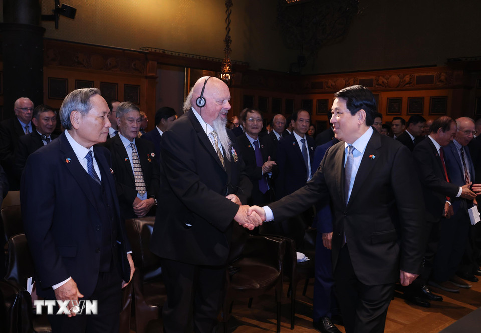 Chủ tịch nước Lương Cường gặp gỡ các cựu chiến binh Việt Nam và Hoa Kỳ. (Ảnh: Lâm Khánh/TTXVN)