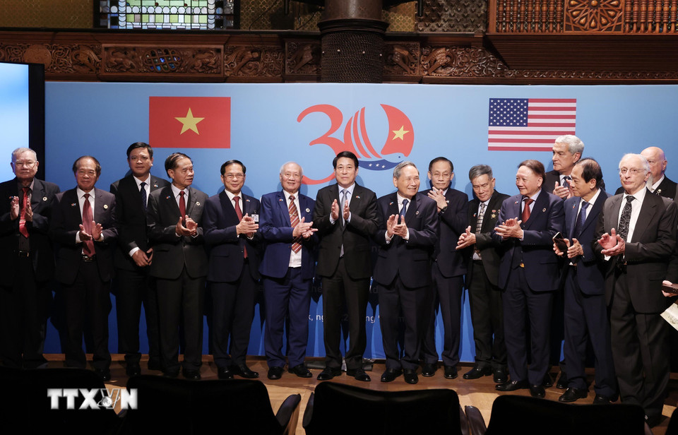 Chủ tịch nước Lương Cường và các đại biểu với cựu chiến binh hai nước. (Ảnh: Lâm Khánh/TTXVN)