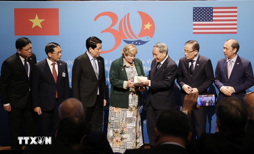 Chủ tịch nước Lương Cường chứng kiến lễ trao trả kỷ vật chiến tranh cho cựu chiến binh, gia đình cựu chiến binh Hoa Kỳ. (Ảnh: Lâm Khánh/TTXVN)