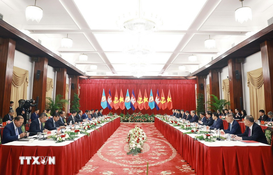 Cuộc gặp cấp cao giữa Bộ Chính trị Đảng Cộng sản Việt Nam và Ban Thường vụ Đảng Nhân dân Campuchia. (Ảnh: Thống Nhất/TTXVN)