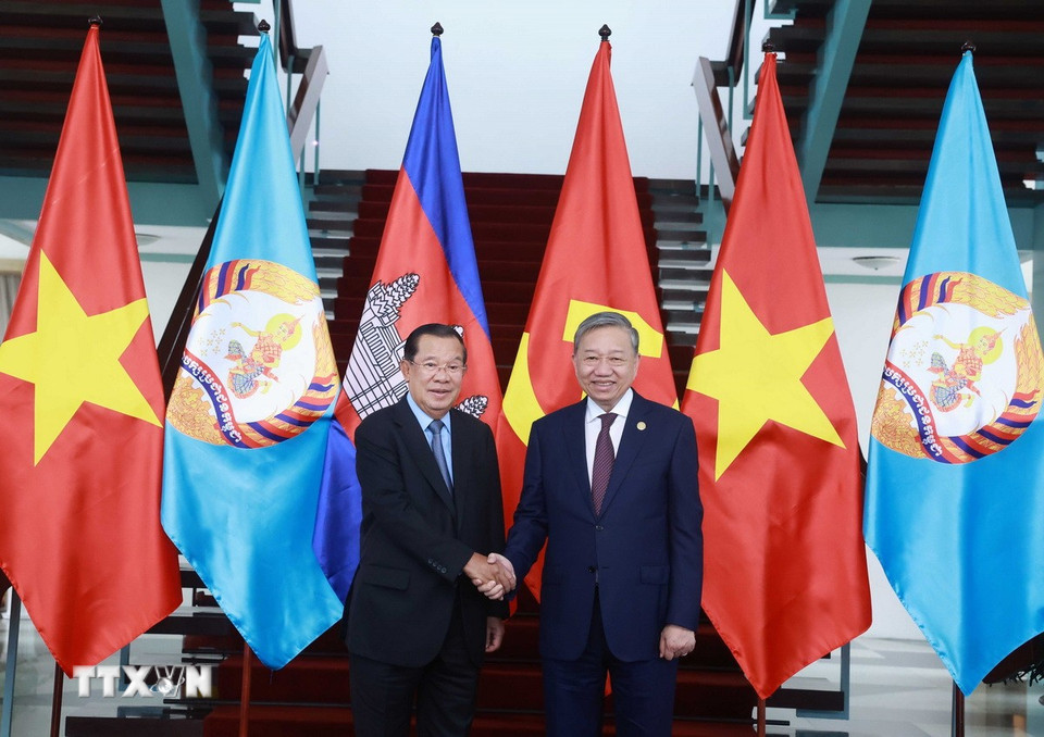 Tổng Bí thư Ban Chấp hành Trung ương Đảng Cộng sản Việt Nam Tô Lâm và Chủ tịch Đảng Nhân dân Campuchia, Chủ tịch Thượng viện Campuchia Hun Sen. (Ảnh: Thống Nhất/TTXVN)