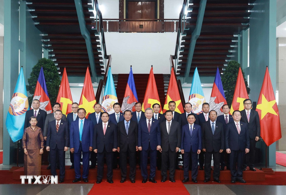 Tổng Bí thư Ban Chấp hành Trung ương Đảng Cộng sản Việt Nam Tô Lâm và Chủ tịch Đảng Nhân dân Campuchia, Chủ tịch Thượng viện Campuchia Hun Sen và đoàn đại biểu 2 nước. (Ảnh: Thống Nhất/TTXVN)