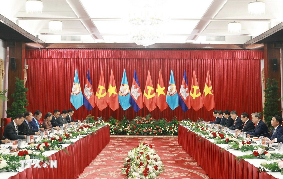 Cuộc gặp cấp cao giữa Bộ Chính trị Đảng Cộng sản Việt Nam và Ban Thường vụ Đảng Nhân dân Campuchia. (Ảnh: Thống Nhất/TTXVN)