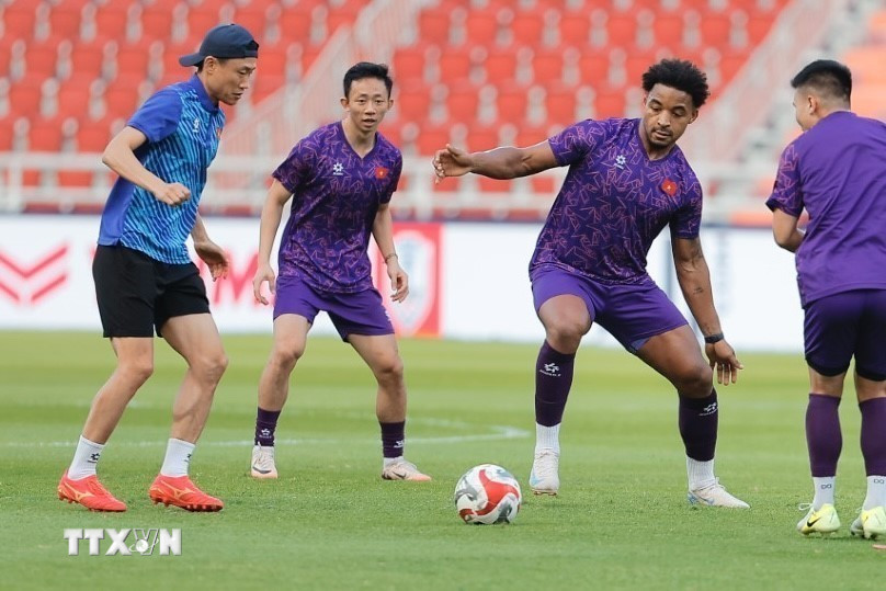 Các cầu thủ Việt Nam tập làm quen với sân vận động Rajamangala. (Ảnh: Minh Quyết/TTXVN)