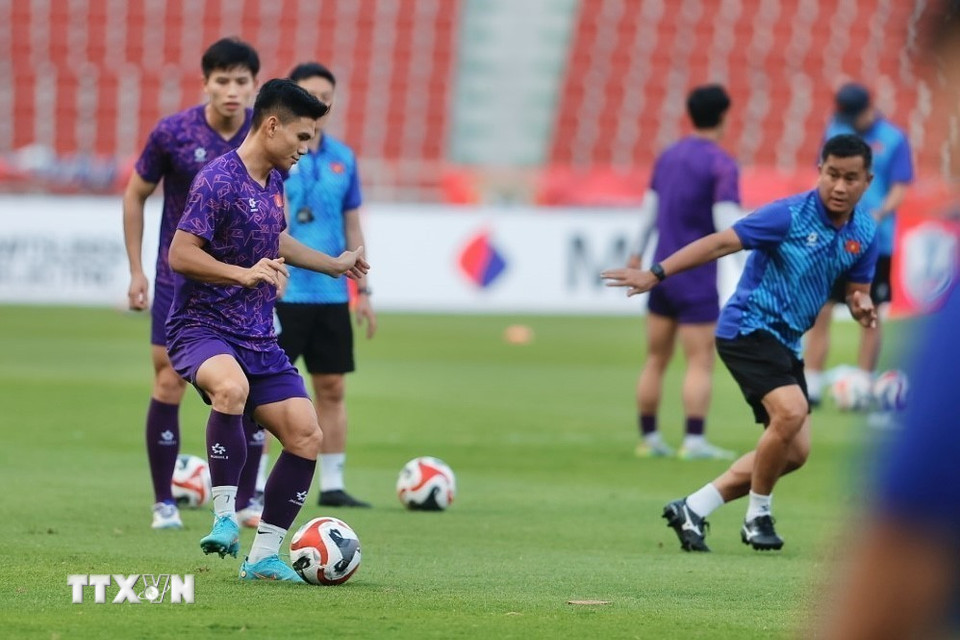 Các cầu thủ Việt Nam tập làm quen với sân vận động Rajamangala. (Ảnh: Minh Quyết/TTXVN)