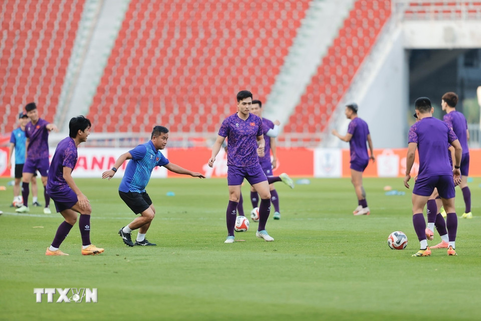 Các cầu thủ Việt Nam tập làm quen với sân vận động Rajamangala. (Ảnh: Minh Quyết/TTXVN)