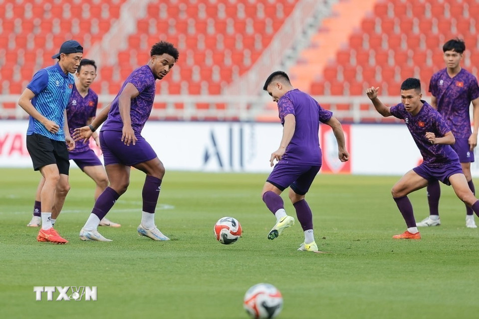 Các cầu thủ Việt Nam tập làm quen với sân vận động Rajamangala. (Ảnh: Minh Quyết/TTXVN)