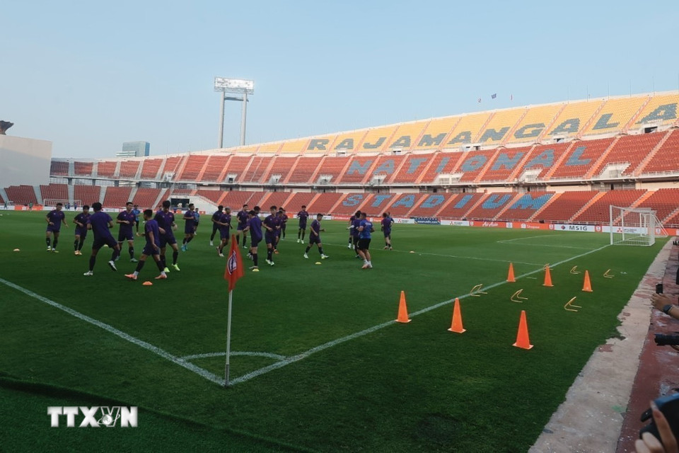 Các cầu thủ Việt Nam tập làm quen với sân vận động Rajamangala. (Ảnh: Minh Quyết/TTXVN)