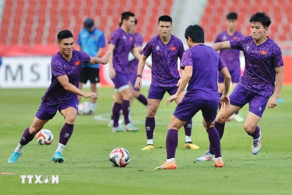 Các cầu thủ Việt Nam tập làm quen với sân vận động Rajamangala. (Ảnh: Minh Quyết/TTXVN)