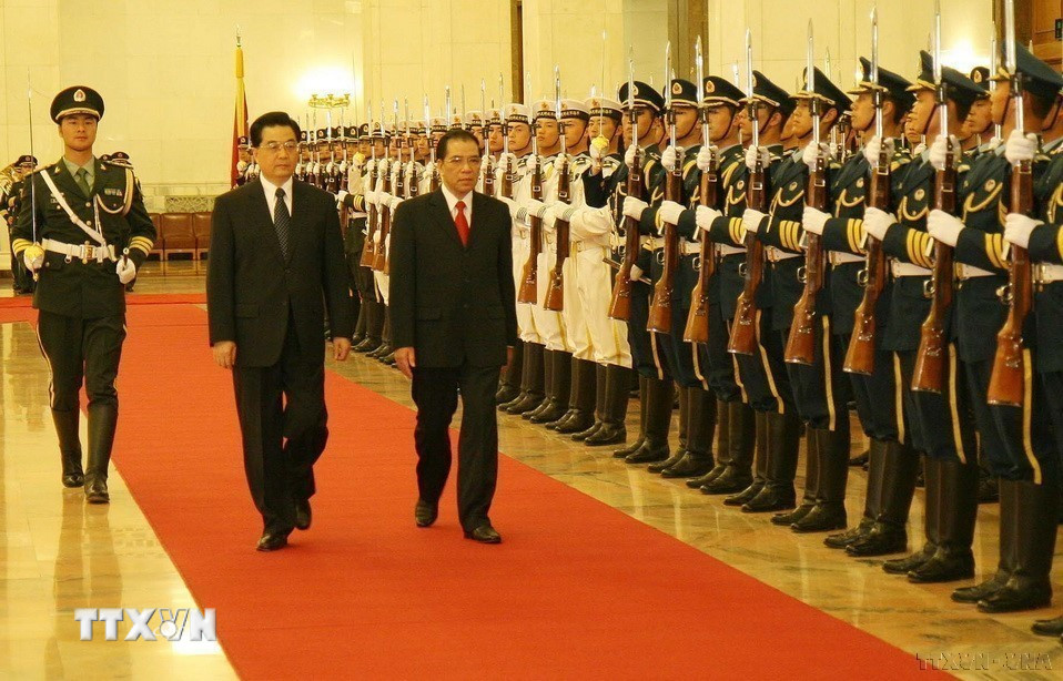 Tháng 5/2008, trong chuyến thăm Trung Quốc của Tổng Bí thư Nông Đức Mạnh, quan hệ “hợp tác toàn diện” Việt Nam - Trung Quốc trở nên sâu sắc hơn bởi sự bổ sung, nâng tầm thành “quan hệ đối tác và hợp tác chiến lược toàn diện". (Ảnh: Xuân Tuân/TTXVN)