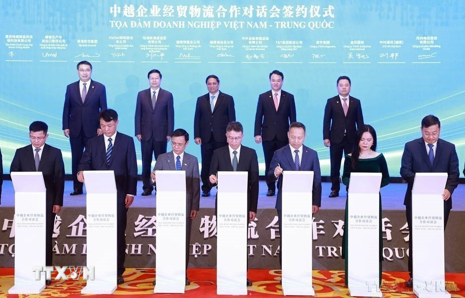 Thủ tướng Phạm Minh Chính chứng kiến lễ ký biên Bản ghi nhớ hợp tác giữa các doanh nghiệp hai nước tại Tọa đàm doanh nghiệp Việt Nam-Trung Quốc (Trùng Khánh, 08/11/2024). (Ảnh: Dương Giang/TTXVN)