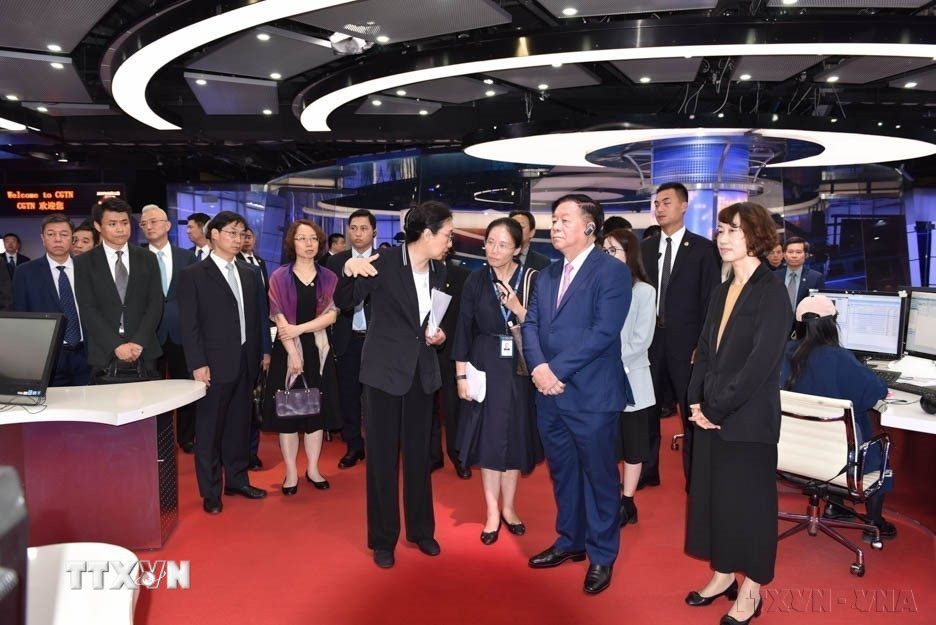 Trưởng Ban Tuyên giáo Trung ương Nguyễn Trọng Nghĩa thăm Đài Phát thanh và Truyền hình Trung ương Trung Quốc (13/6/2024). (Ảnh: Thành Dương/TTXVN)