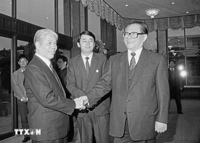 Tổng Bí thư Đảng Cộng sản Trung Quốc Giang Trạch Dân đón Tổng Bí thư Đảng Cộng sản Việt Nam Đỗ Mười thăm Trung Quốc (Bắc Kinh, 6/11/1991). (Ảnh: Xuân Lâm/TTXVN)