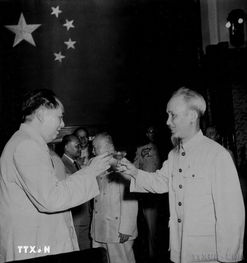 Chủ tịch Mao Trạch Đông chủ trì tiệc chiêu đãi Chủ tịch Hồ Chí Minh và đoàn đại biểu Chính phủ Việt Nam thăm chính thức Trung Quốc (Bắc Kinh, 8/7/1955). (Ảnh: Tư liệu quốc tế/TTXVN phát)