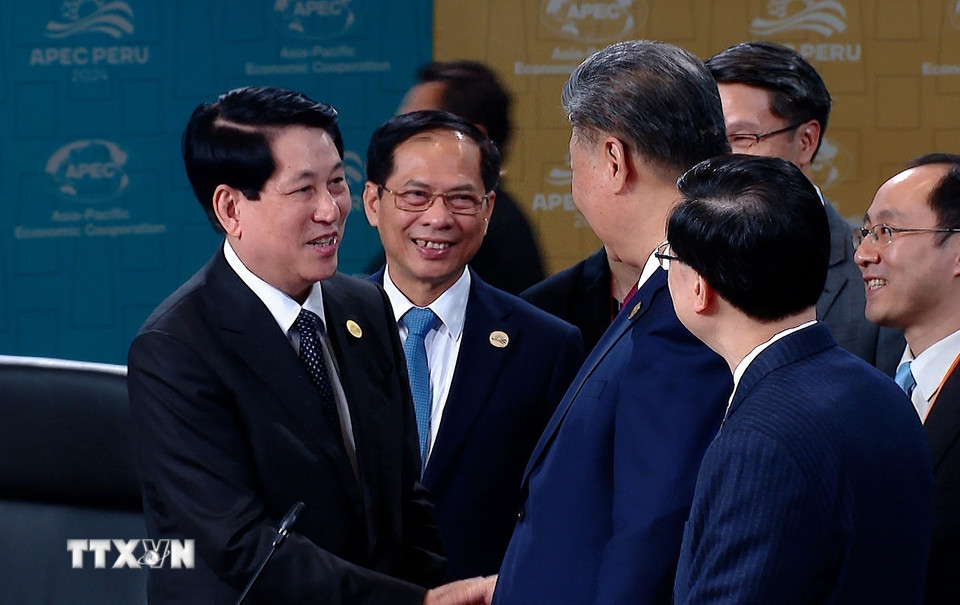 Chủ tịch nước Lương Cường với Tổng Bí thư, Chủ tịch nước Trung Quốc Tập Cận Bình tại Hội nghị Cấp cao APEC lần thứ 31 tại thủ đô Lima (Peru, 16/11/2024). (Ảnh: TTXVN)