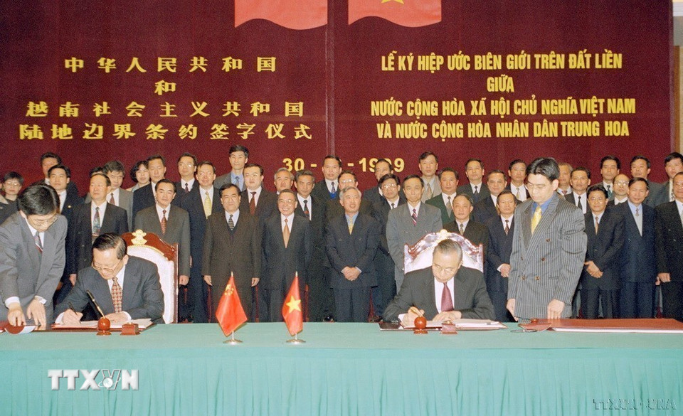 Phó Thủ tướng, Bộ trưởng Ngoại giao Nguyễn Mạnh Cầm và Bộ trưởng Ngoại giao Trung Quốc Đường Gia Triền ký hiệp ước biên giới trên đất liền giữa nước Việt Nam và Trung Quốc (Hà Nội, 30/12/1999). (Ảnh: Nguyễn Khang/TTXVN)