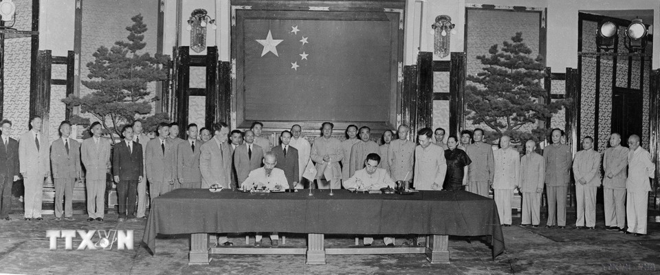 Ngày 8/7/1955, tại Bắc Kinh, Chủ tịch Hồ Chí Minh và Thủ tướng Trung Quốc Chu Ân Lai ký Tuyên bố chung Việt Nam - Trung Quốc. (Ảnh: TTXVN)