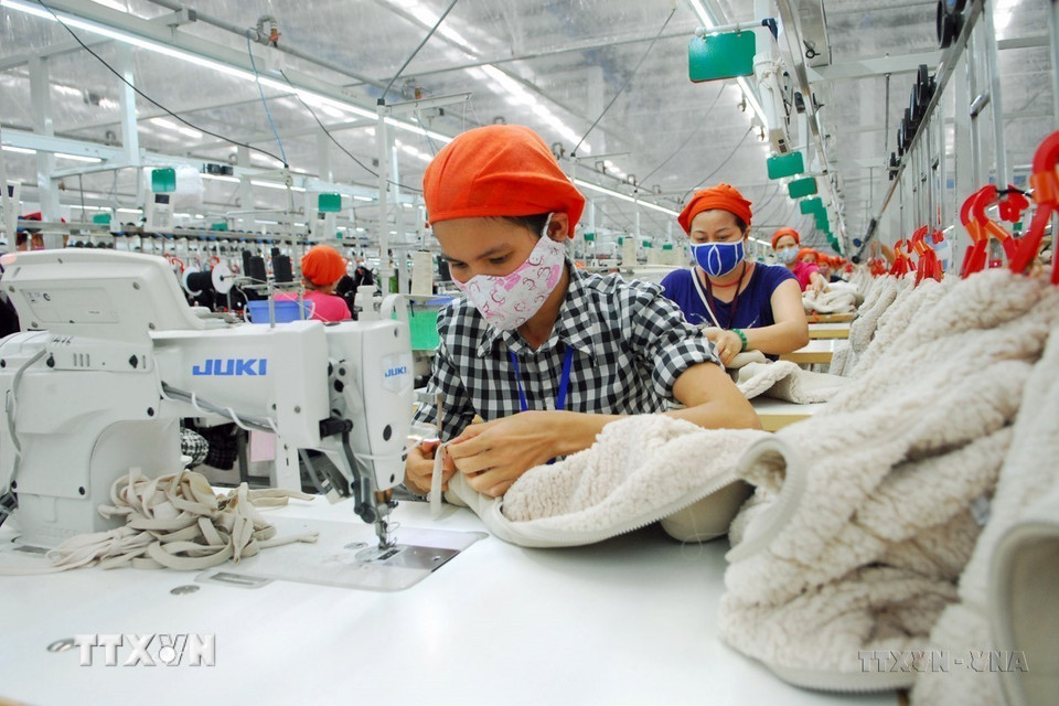 Sản xuất hàng may mặc xuất khẩu tại Công ty TNHH May Tinh Lợi, vốn đầu tư của Hong Kong (Trung Quốc), tại khu công nghiệp Lai Vu (Hải Dương). (Ảnh: Danh Lam/TTXVN)