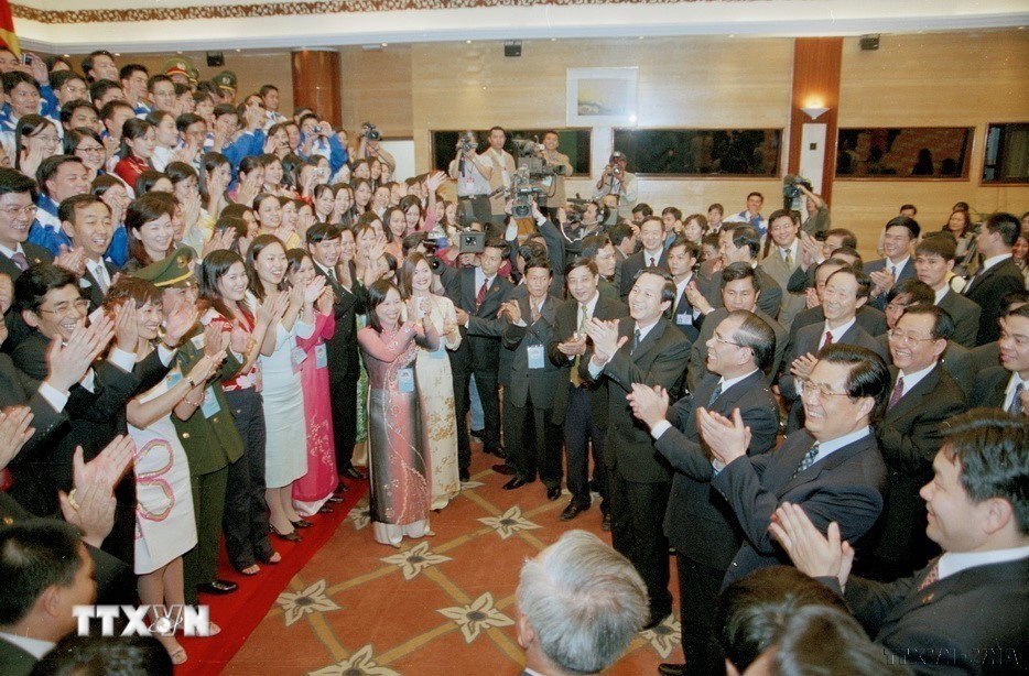 Tổng Bí thư Nông Đức Mạnh và Tổng Bí thư, Chủ tịch Trung Quốc Hồ Cẩm Đào gặp gỡ đại biểu thanh niên hai nước Việt Nam - Trung Quốc (Hà Nội, 1/11/2005). (Ảnh: Nhan Sáng/TTXVN)