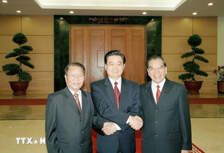 Năm 2005, tinh thần “4 tốt”: "Láng giềng tốt, bạn bè tốt, đồng chí tốt, đối tác tốt” Việt Nam - Trung Quốc ra đời. Trong ảnh: Tổng Bí thư Nông Đức Mạnh, Chủ tịch nước Trần Đức Lương đón Tổng Bí thư, Chủ tịch Trung Quốc Hồ Cẩm Đào trong chuyến thăm Việt Nam (Hà Nội, 31/10/2005). (Ảnh: Nhan Sáng/TTXVN)