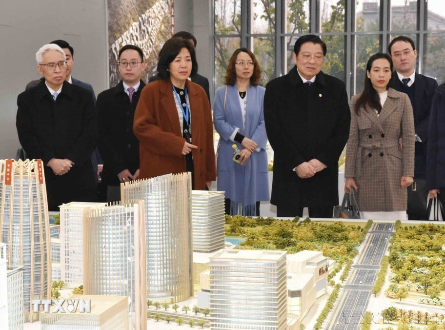 Đồng chí Phan Đình Trạc, Ủy viên Bộ Chính trị, Bí thư Trung ương Đảng, Trưởng Ban Nội chính Trung ương tham quan, khảo sát tại Khu mới Hùng An, tỉnh Hà Bắc trong chuyến thăm và làm việc tại Trung Quốc (13/11/2024). (Ảnh: Công Tuyên/TTXVN)