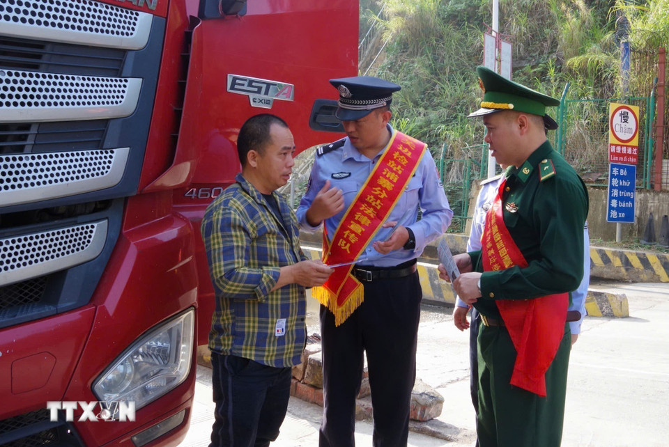 Đồn Biên phòng Tân Thanh, Bộ đội Biên phòng tỉnh Lạng Sơn (Việt Nam) và Trạm kiểm tra Biên phòng xuất, nhập cảnh Pò Chài (Trung Quốc) phối hợp tổ chức tuyên truyền, phổ biến pháp luật cho người dân hai nước qua lại cửa khẩu nhân Ngày Pháp luật Việt Nam (07/11/2024). (Ảnh: TTXVN phát)