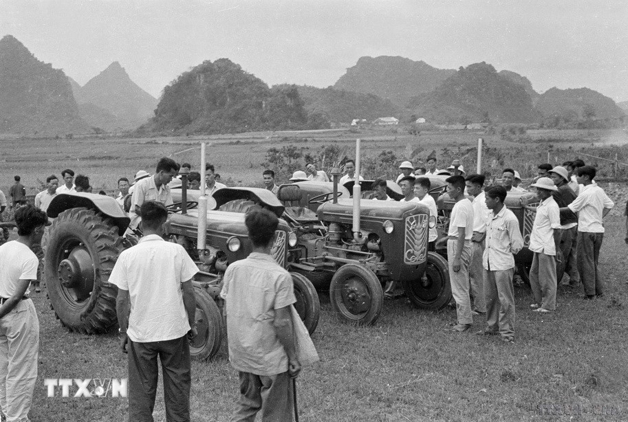 Những chiếc máy kéo của chính quyền và nhân dân Khu tự trị dân tộc Choang Quảng Tây (Trung Quốc) tặng 2 tỉnh Lạng Sơn và Cao Bằng. (Ảnh: Đào Cao/TTXVN)