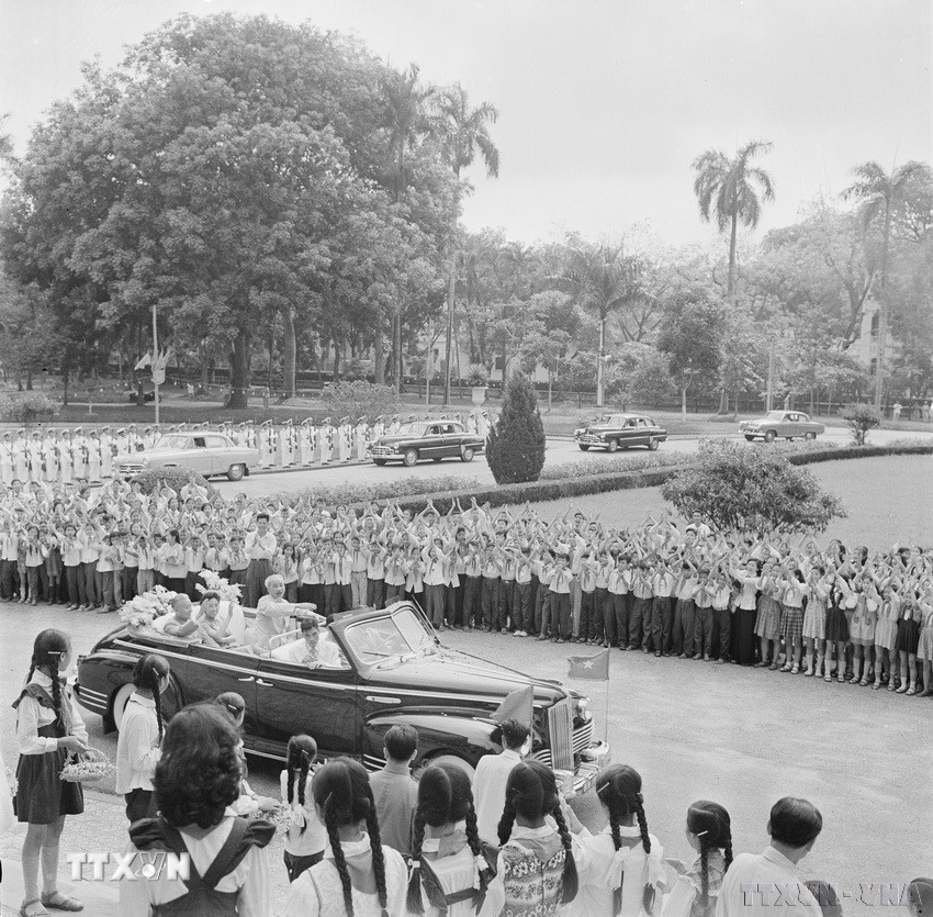 Chủ tịch Hồ Chí Minh chủ trì lễ đón Chủ tịch Trung Quốc Lưu Thiếu Kỳ thăm hữu nghị chính thức Việt Nam (Hà Nội, 10/5/1963). (Ảnh: TTXVN)