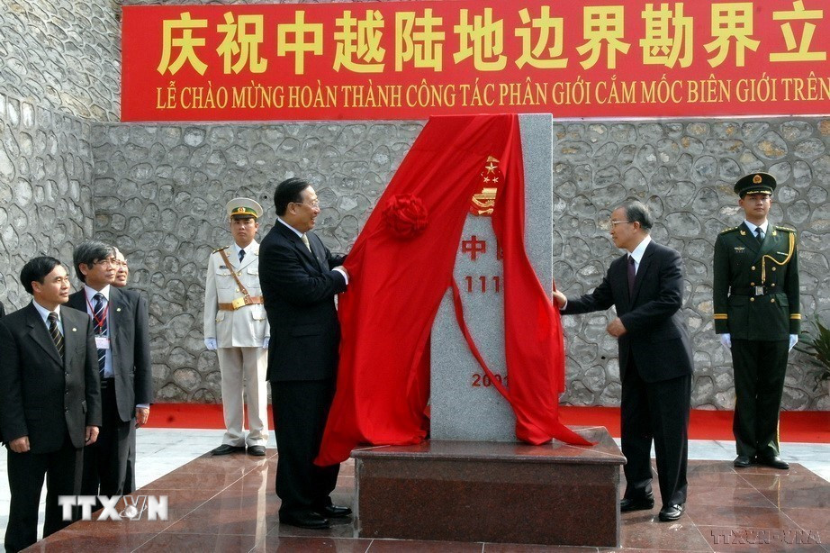 Phó Thủ tướng, Bộ trưởng Ngoại giao Phạm Gia Khiêm và Ủy viên Quốc vụ viện Trung Quốc Đới Bỉnh Quốc mở băng cột mốc biên giới 1117 (phía Trung Quốc) trong Lễ chào mừng hoàn thành công tác phân giới cắm mốc biên giới đất liền Việt Nam - Trung Quốc (23/2/2009). (Ảnh: Nhan Sáng/TTXVN)